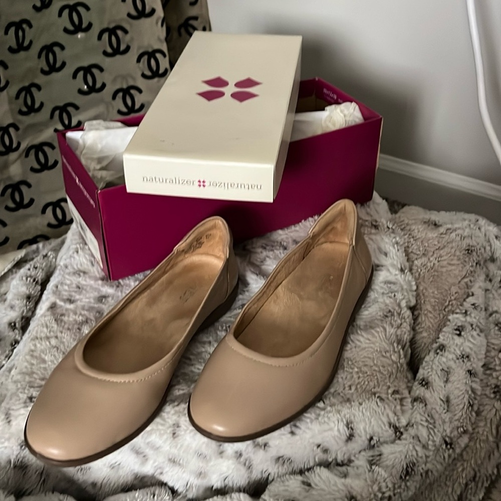 Nude Women’s Naturalizer Flats flex sz7